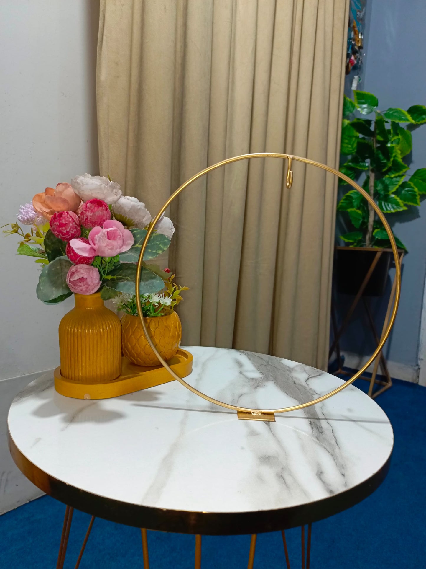 Golden Painted Iron Loop Stand for Nikah / Engagement Ring Platters