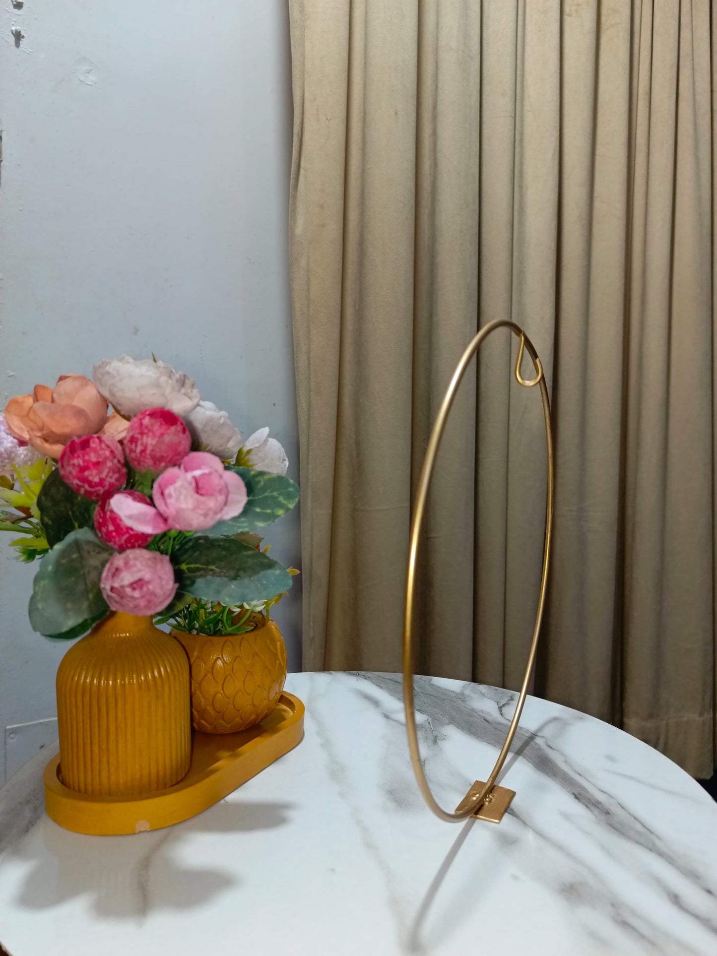 Golden Painted Iron Loop Stand for Nikah / Engagement Ring Platters